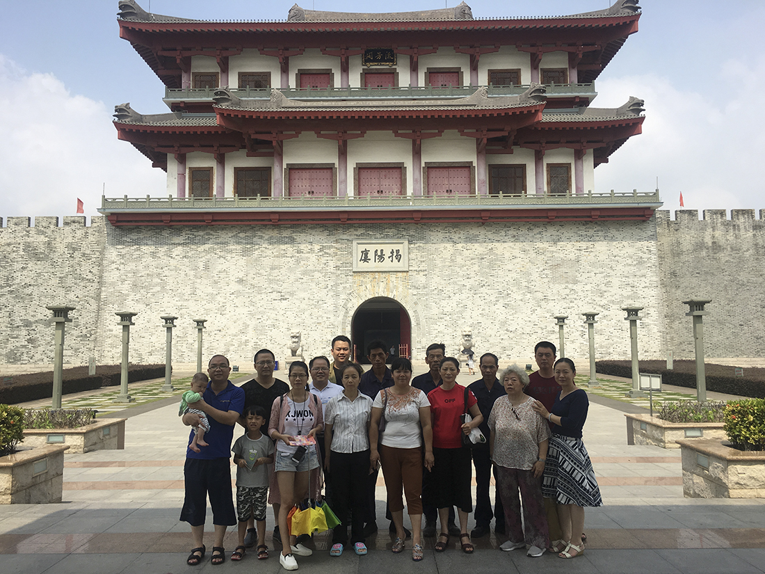 ͬ��ׯ����Ϸ��  ���������� ������˾���Ὺչ����������˶������