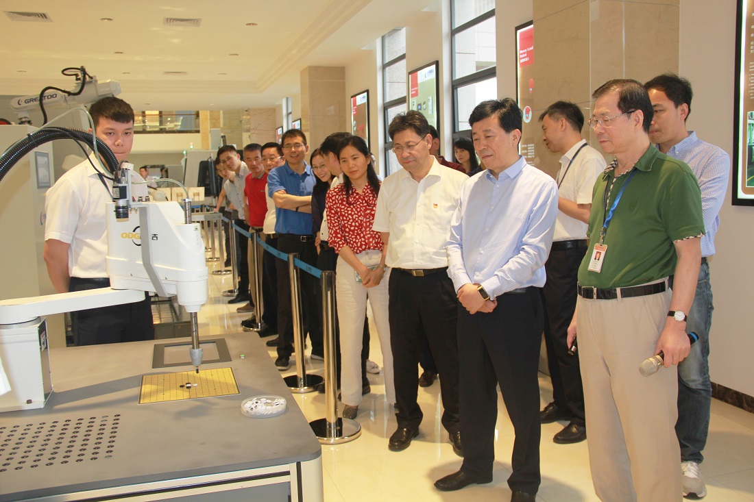 �����ں����ƾ���  У������ͬӪ���� ���� �人������ѧ��У��������һ��ݰ��ׯ����Ϸ�������е���